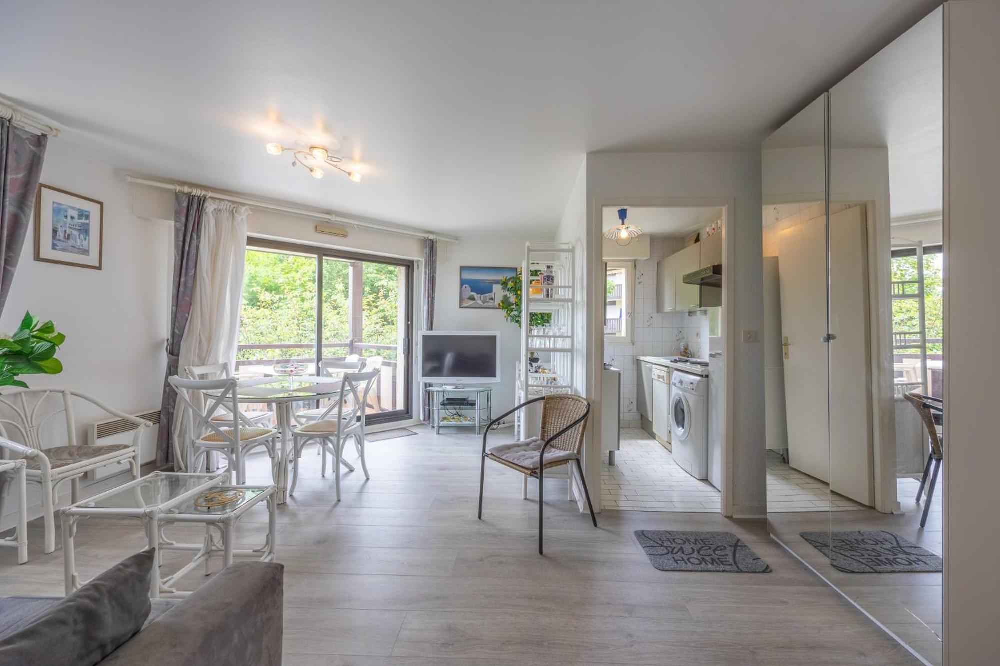 Apartment With Parking And Balcony Near The Beach โดวีลล์ ภายนอก รูปภาพ
