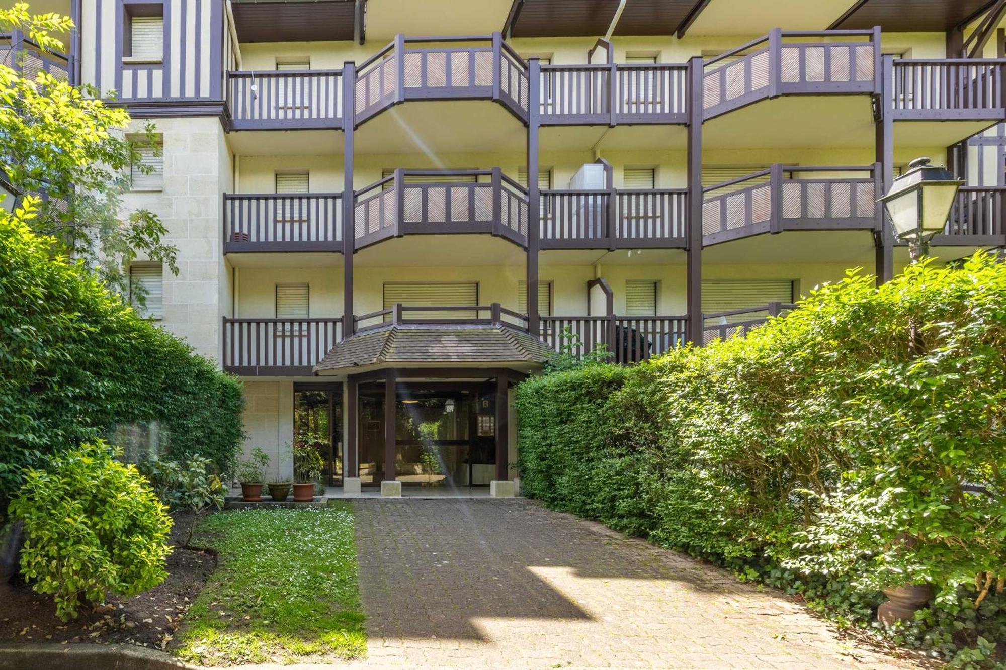 Apartment With Parking And Balcony Near The Beach โดวีลล์ ภายนอก รูปภาพ